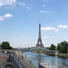 Obraz premium A picture of the harmonious background of the Eiffel Tower and the river in France's symbol.