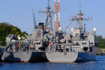 Naklejka premium 長浦港に停泊する艦艇