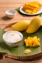 Mango and sticky rice, decorated on banana leaf.