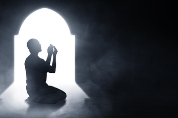 Silhouette of muslim man praying - 436292738