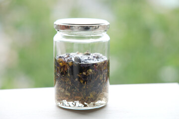 瓶詰めハーブのオイル漬け