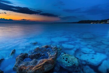 Skały nad morzem Adriatyckim w Grecji o wschodzie słońca © Michal45