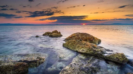 Zelfklevend Fotobehang Skały nad morzem Adriatyckim w Grecji o wschodzie słońca © Michal45