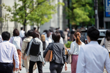 Obraz premium 朝、通勤する女性の後ろ姿