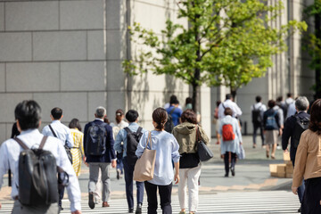朝、通勤する女性の後ろ姿