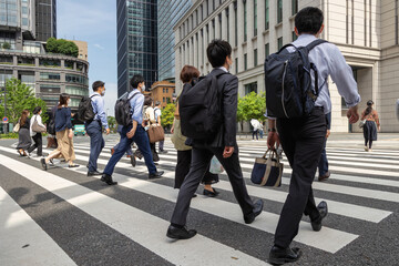 Obraz premium 横断歩道を渡るビジネスマンたち