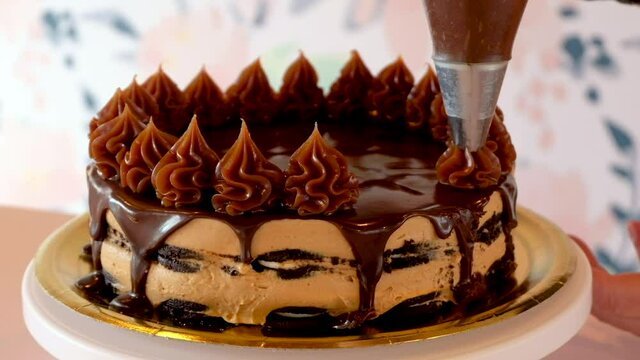 Finishing decoration of delicious oreo cake
