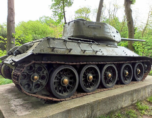 Fototapeta na wymiar Czołg T-34 na postumencie.