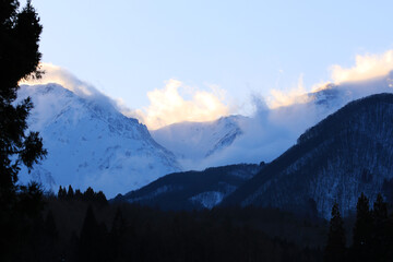 白馬栂池から見える朝日が差し込む雪山