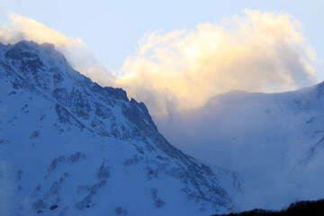 白馬栂池から見える朝日が差し込む雪山