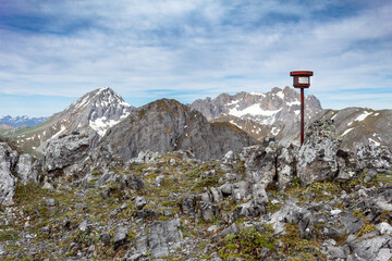 From the top of the Tapinón peak, with its characteristic mailbox, you can see the top of Peña Ubiña.