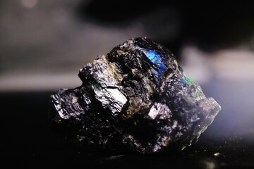 青く輝くブラックラブラドライト原石のスペクトロライト 

