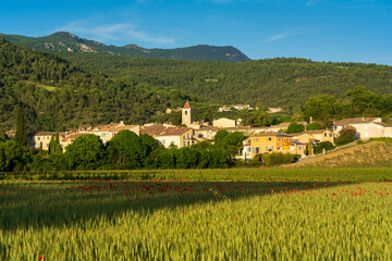 Village de Curnier dans la Drôme Provençale