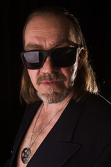 Obraz premium Portrait of a man in a jacket and sunglasses, rock.