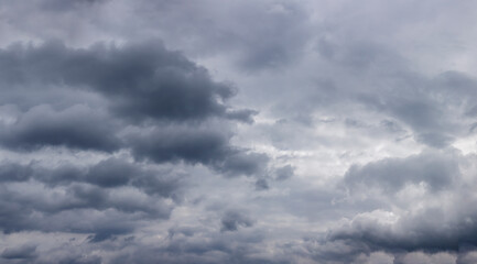 Dunkle Gewitterwolken am Himmel