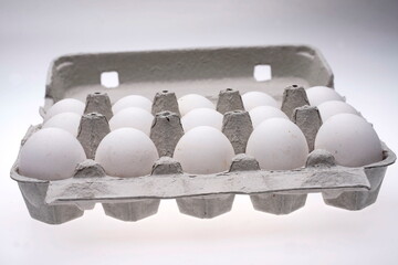 15 frische Eier im grauen Karton
https://stock.adobe.com/de/contributor/64369/ebraxas