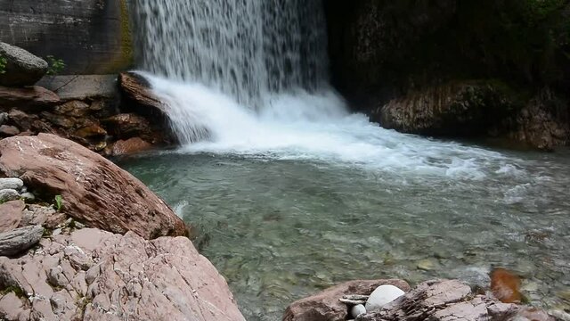 la cascata sul fiume a primavera