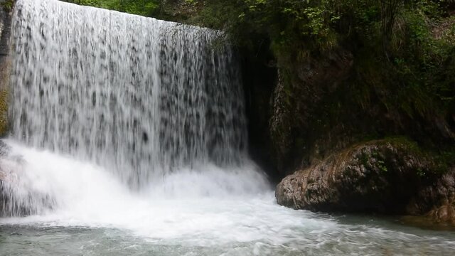 una cascata sulle Dolomiti bellunesi
