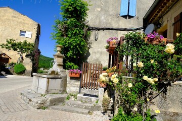 Fototapeta na wymiar VILLAGE FONTAINE PAYS DE GRIGNAN CHANTEMERLE LES GRIGNAN