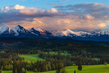 Fototapeta na wymiar Beautiful sunset over the Tatra Mountains. Snow-capped peaks. View of the Belianske Tatras.