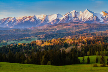 Obraz premium Beautiful sunrise over the Tatra Mountains. Snow-capped peaks lit by golden rays of the sun. View of the Belianske Tatras.
