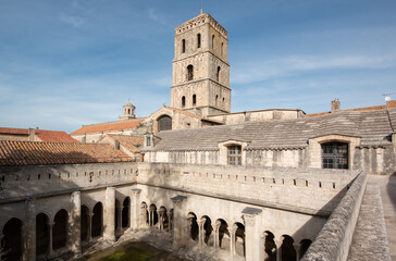 Cloître et Eglise Saint Trophime