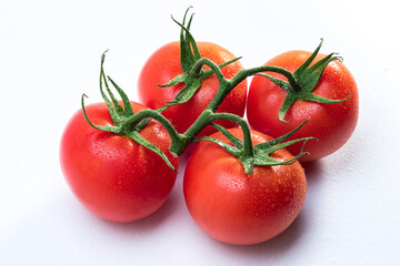 tomates frescos em fundo branco