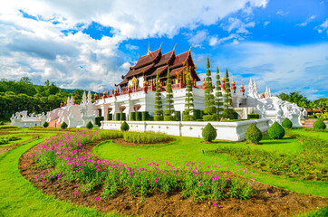 Obraz premium The Royal Pavilion (Ho Kham Luang) in Royal Park Rajapruek in Chiangmai, Thailand. selective focus
