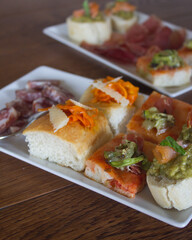 Aperitivo con focacce e altro