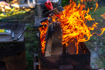 Grill with plenty of wood. Prepare the grill before roasting the meat with firewood, not charcoal.
