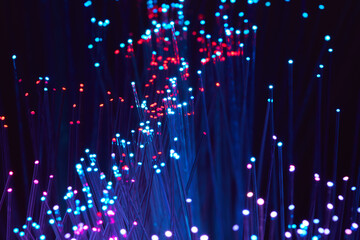 In Lichtleitern tritt farbiges Licht am Ende aus.
