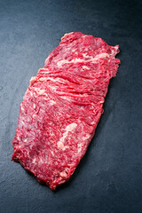 Rohes wagyu Kronfleisch Steak angeboten als Draufsicht auf einem schwarzen Board mit Textfreiraum 