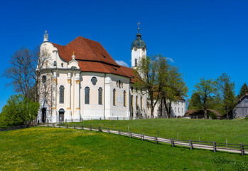 Fototapeta na wymiar Urlaub in Bayern: Wieskirche bei Steingaden - Wallfahrtskirche zum Gegeißelten Heiland auf der Wies