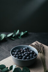 Fototapeta na wymiar blueberries in blue bowl