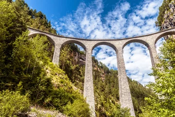 Papier Peint photo Viaduc de Landwasser Viaduc de Landwasser en Suisse, panorama du pont ferroviaire élevé dans les montagnes