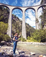Photo sur Plexiglas Viaduc de Landwasser Une jeune femme visite le viaduc de Landwasser en Suisse