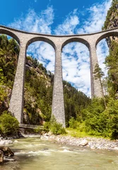 Photo sur Plexiglas Viaduc de Landwasser Viaduc de Landwasser dans les Alpes suisses, vue verticale du pont de chemin de fer en Suisse