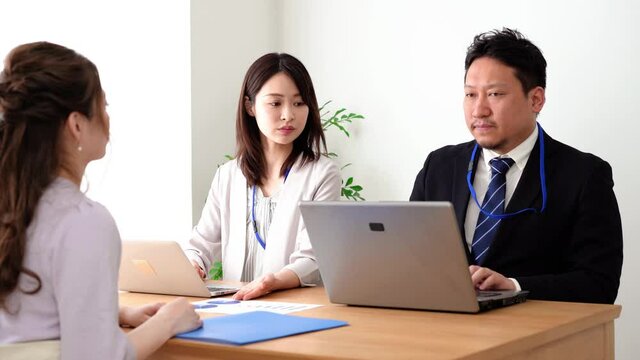 オフィスで会議をするビジネスパーソン