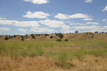 Fototapeta na wymiar Dry California Hills of the Central Valley with Gentle Rolling Sloes and Pasture Land