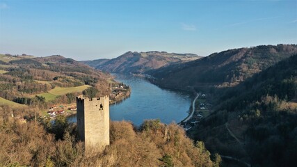 Burgruine Freyenstein neben der schönen blauen Donau