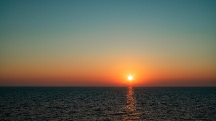 서해 새만금 방조제에서 바라본, 다리를 넘어오는 일출