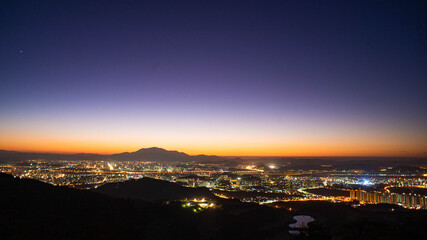 동이 트기 전, 어등산에서 바라본 광주의 야경