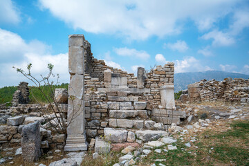 The remains of an Opramoas monument, aqueduct, a small theater, a temple of Asclepius, sarcophagi, and churches from Rhodiapolis, which was a city in ancient Lycia. Today it is located in Kumluca. 