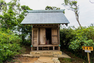 洞くつ（龍宮窟）の岩壁の上にある神殿（龍宮社）／静岡県下田市【伊豆半島ユネスコ世界ジオパーク】