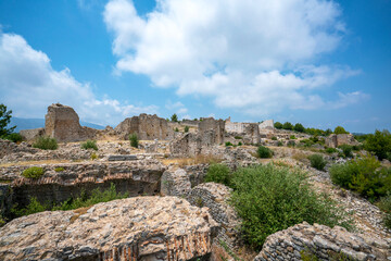 The remains of an Opramoas monument, aqueduct, a small theater, a temple of Asclepius, sarcophagi, and churches from Rhodiapolis, which was a city in ancient Lycia. Today it is located in Kumluca. 