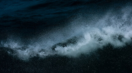 Obraz na płótnie Canvas wave in the dark