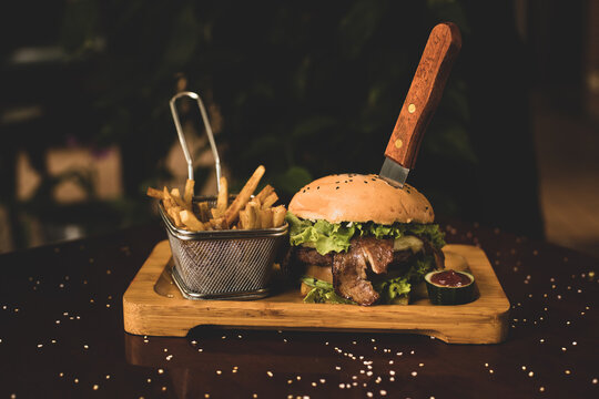 burger  chips tomato lettuce baco