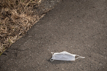 Obraz premium 路上に捨てられたマスク