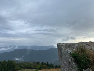 不穏な雰囲気の高原