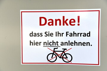Schild an einer Hauswand: "Danke, dass Sie Ihr Fahrrad hier nicht anlehnen."